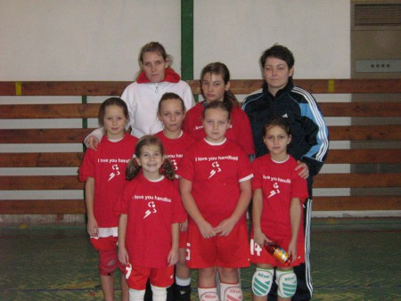 minihádzaná 2009,zľava Viki R.,Lujza F.,Nikola V.,Erika V., vzadu sestry Solárikové